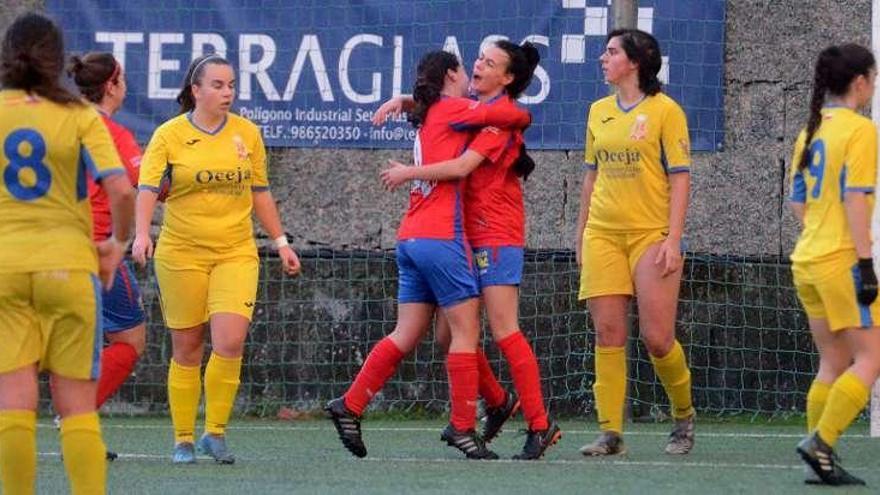 Las jugadoras del Umia celebran uno de los goles ante el Oceja. // Noé Parga