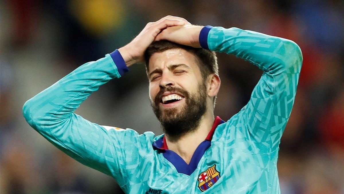 Piqué se lamenta de que el árbitro no pitara penalti.