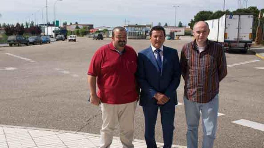 José Caamaño, promotor del área industrial, junto a los redactores de las normas y del proyecto, José Luis Colao y Luis Suárez, el pasado mes de mayo en el Centro de Transportes. Foto J. A. G.