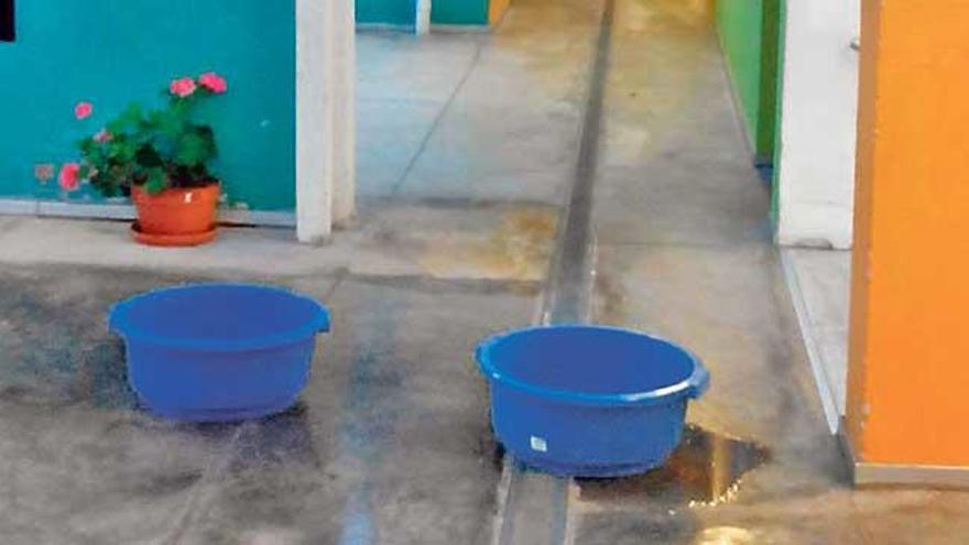 Los profesores colocaron ayer cubos para recoger el agua.