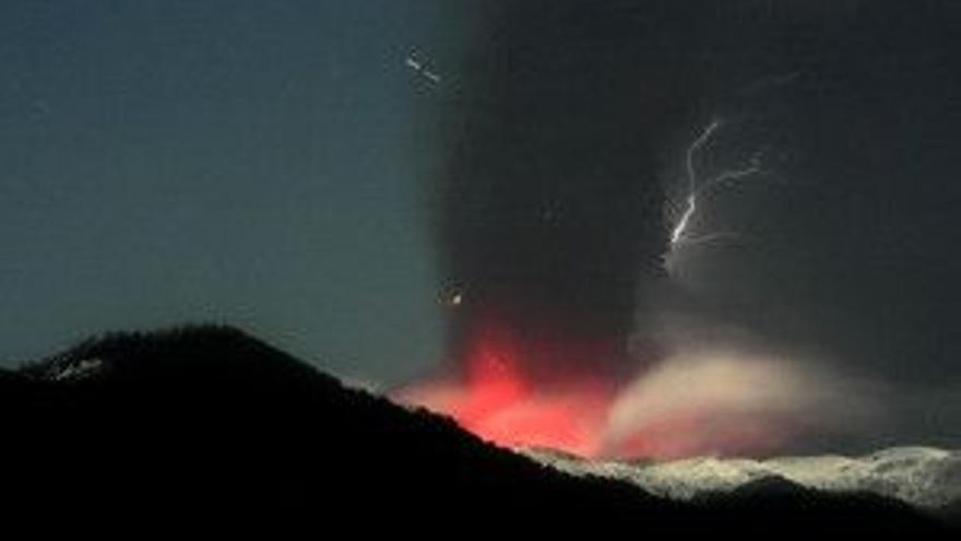 Cancelados cuatro vuelos entre Madrid y Argentina y Uruguay por el volcán chileno Puyehue