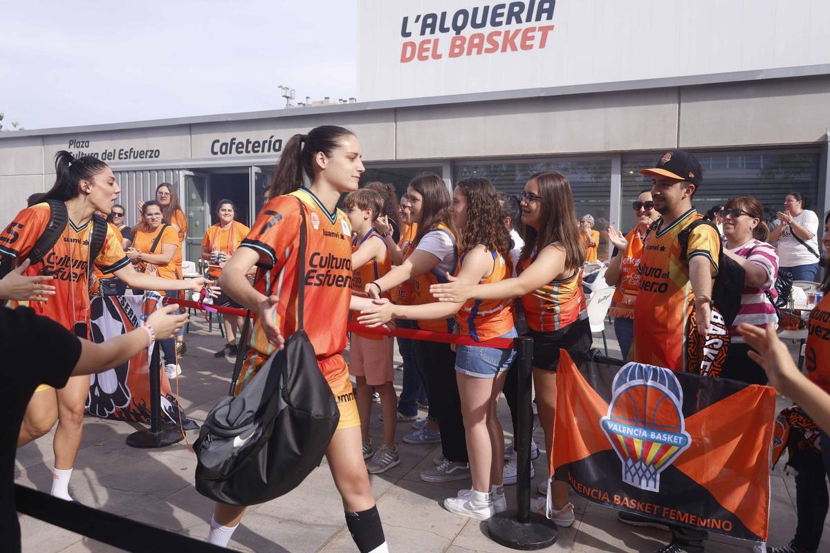 Así fue el recibimiento de los aficionados de Valencia Basket  antes de enfrentarse al  Perfumerías