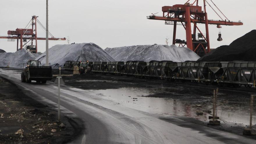 Instalaciones de la terminal de minerales, Ebhisa, con varias parvas de carbón cubiertas con un producto químico blanquecino contra la acción del viento. | Juan Plaza