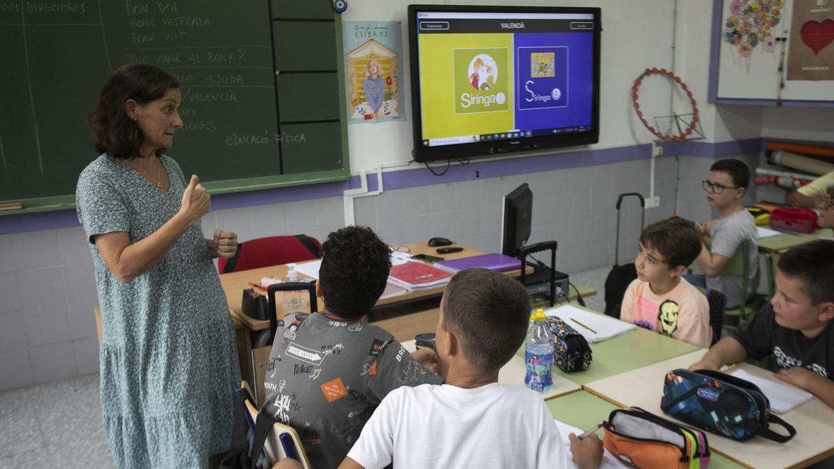 Alumnos en clase en un colegio de València en una imagen de archivo