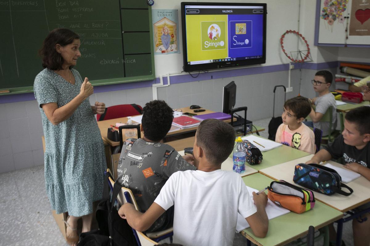 Alumnes en classe en un col·legi de València en una imatge d’arxiu