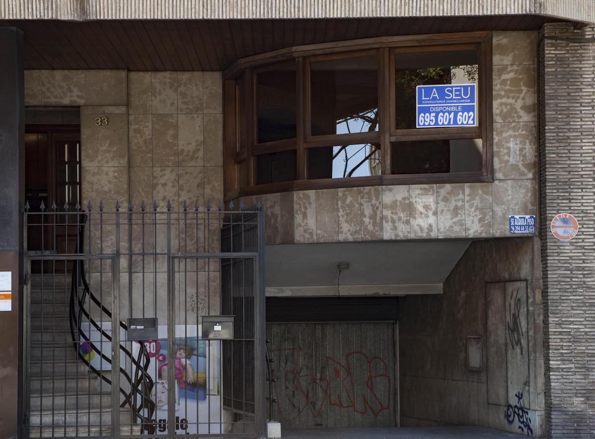 Cartel de vivienda disponible en València.