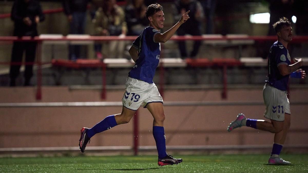 Óscar Gómez, delantero del CF Badalona