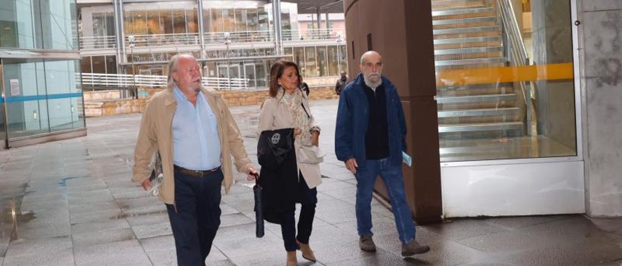 Ramón Menéndez Chaves, la abogada Paloma García y el exconcejal Enrique Bueno, en Oviedo.