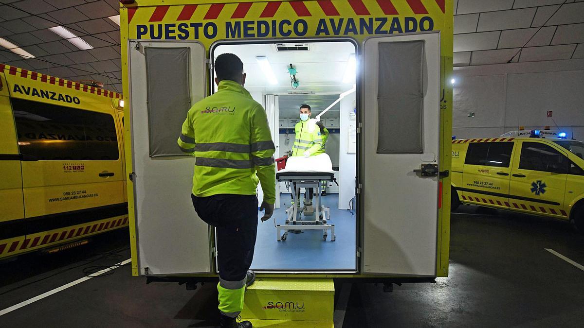 Uno de los empleados de la empresa SAMU de Murcia entra en el quirófano móvil con base en el polígono Cabezo Cortao.  | ISRAEL SÁNCHEZ