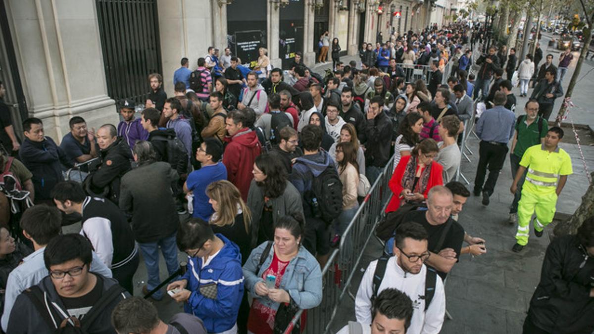 Cola ante la tienda de Apple en el paseo de Gràcia de Barcelona, a primera hora de este viernes.