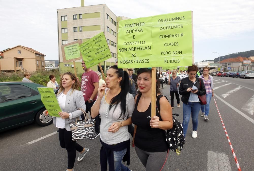 Protesta de los vecinos de Chapela por la ampliación de la AP-9. // R. Grobas