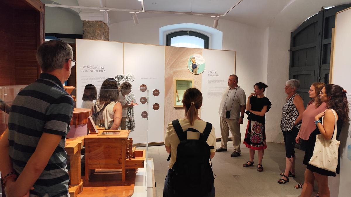 La directora de l'Ecomuseu-Farinera, Carme Gilabert, presentant la nova museografia a treballadors de l'Ajuntament, aquest dijous al matí.