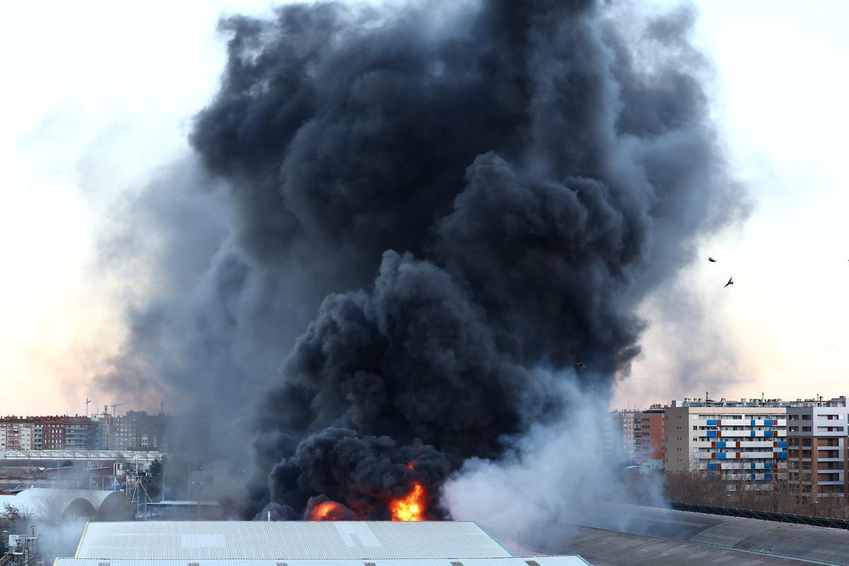 En imágenes I Incendio en la planta de Saica en Zaragoza