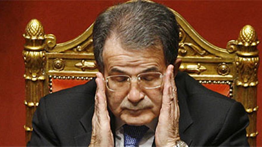 El primer ministro italiano, Romano Prodi, dimite tras perder el voto de confianza del Senado