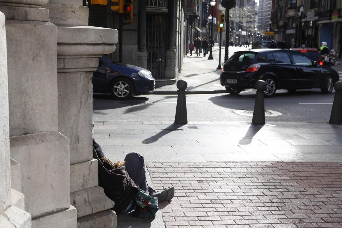 Una persona sin hogar en Gijón.
