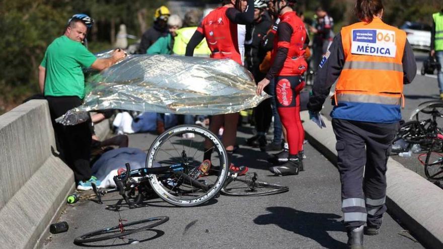 Un ciclista muerto y siete heridos al arrollarles un coche en La Guardia