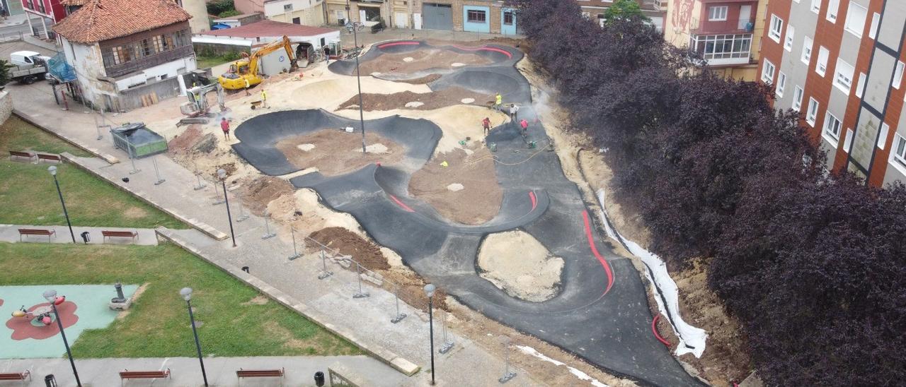 Evolución de la obra de la primera pista &quot;pump track&quot; de Avilés.