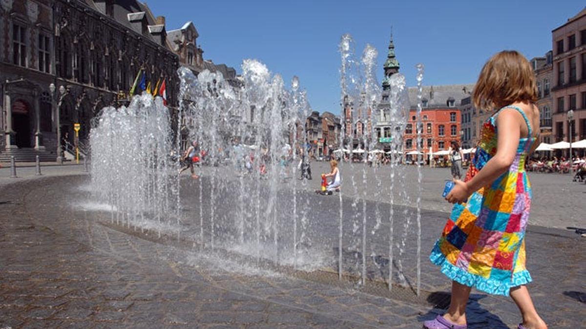 La Grand Place celebra en mayo &quot;Le Doudou&quot;, con un dragón de nueve metros y 180 kilos.