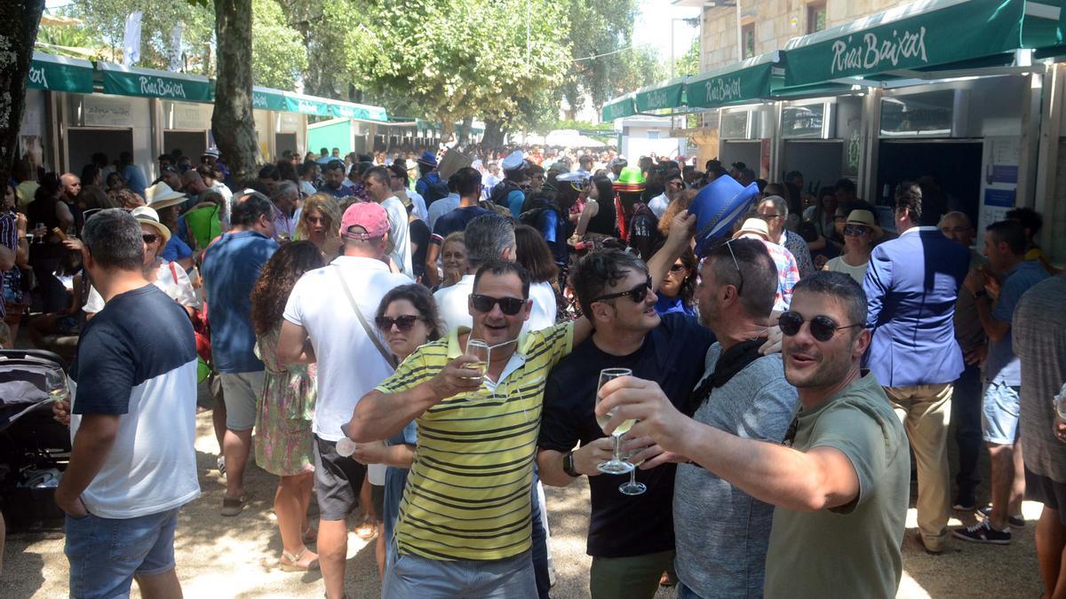 Hasta 38.000 catavinos estarán a disposición hasta el domingo en el Paseo da Calzada.