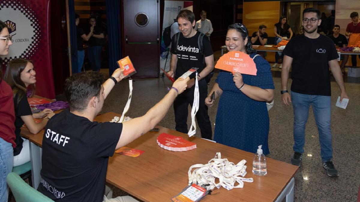 Participantes en una de las ediciones del Salmorejo Tech recogen sus acreditaciones.