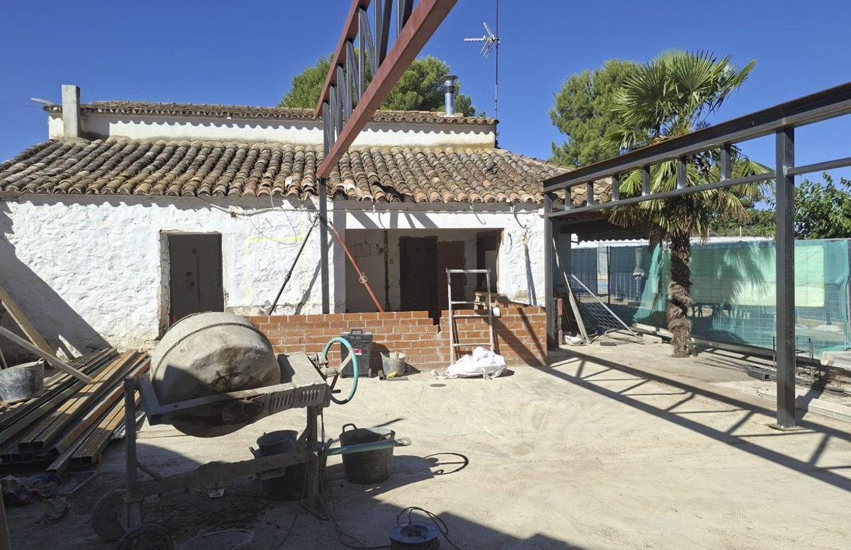 Obras de reforma en el bar de las piscinas.
