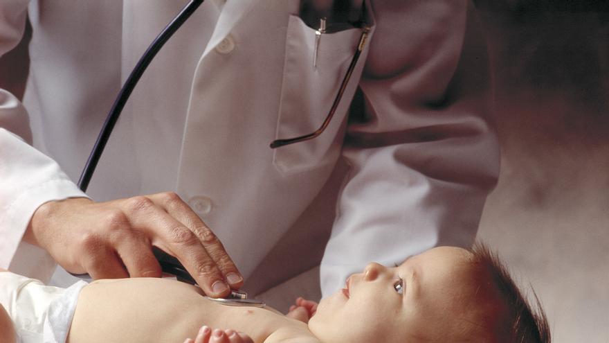 Un médico atiende a un bebé.