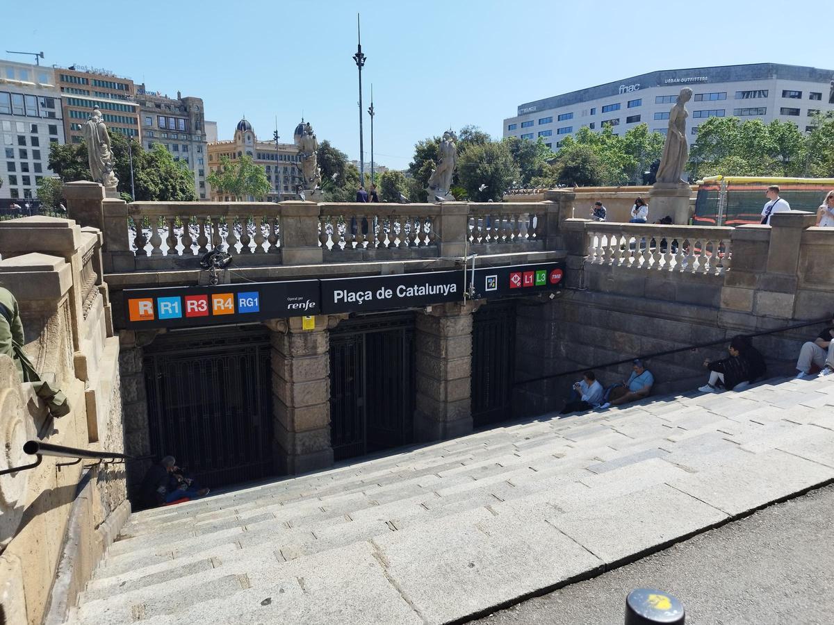 La estación Plaça de Catalunya, cerrada en pleno día