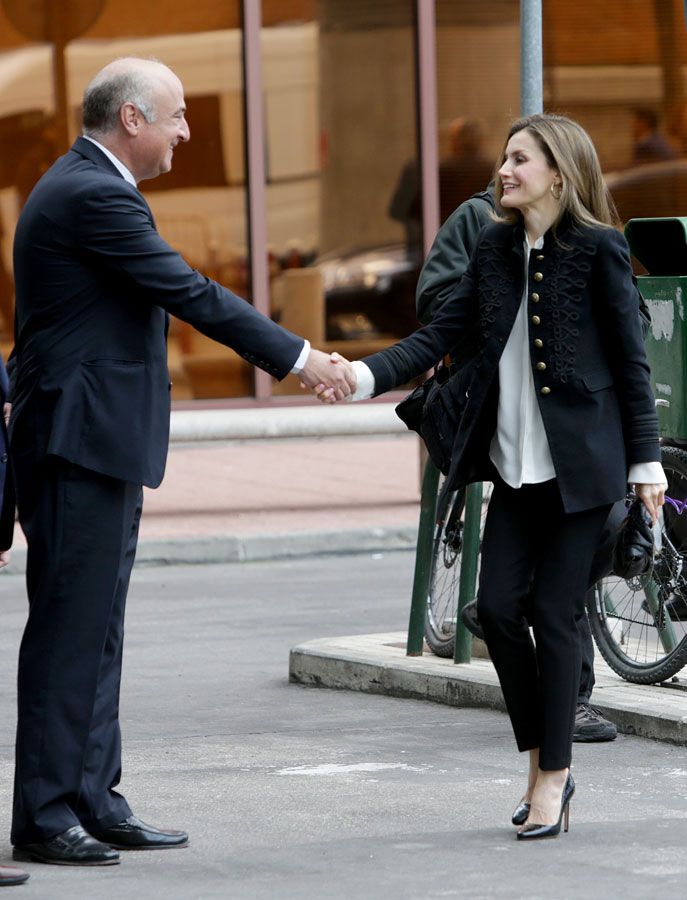 Letizia Ortiz look de Hugo Boss y chaqueta militar de Zara en Madrid