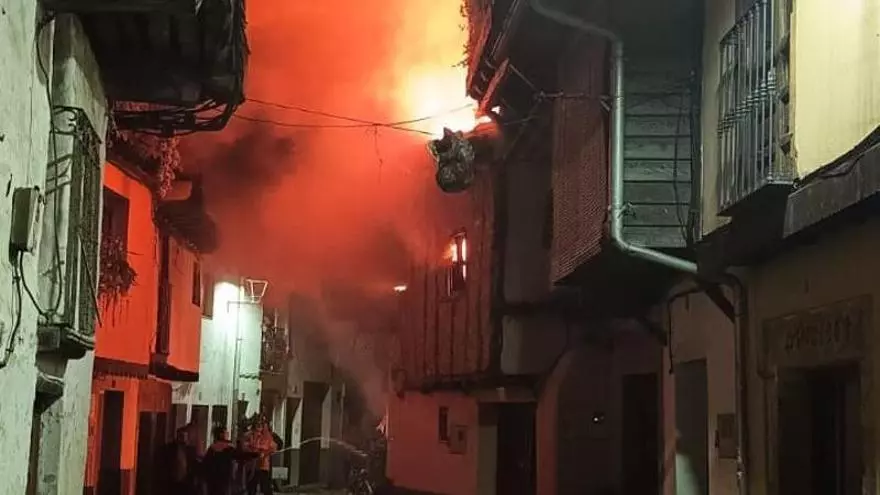 Vídeo | Un incendio en una vivienda de Villanueva de la Vera se propaga a otra casa colindante