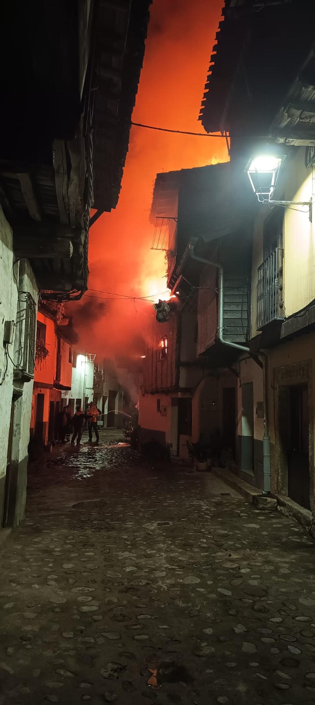 Galería | El incendio en una vivienda de Villanueva de la Vera