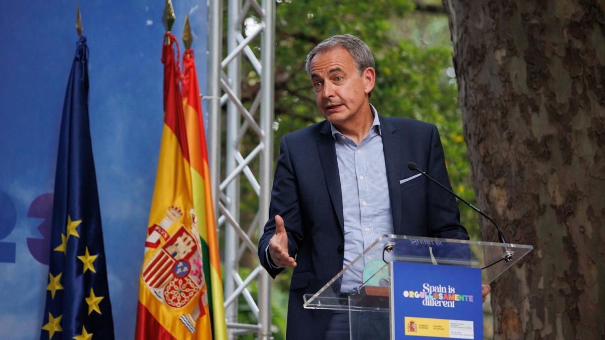 El expresidente del Gobierno, José Luis Rodríguez Zapatero, interviene durante el acto de entrega de los Reconocimientos Arcoíris, en el Real Jardín Botánico de Madrid, a 27 de junio de 2023, en Madrid (España).