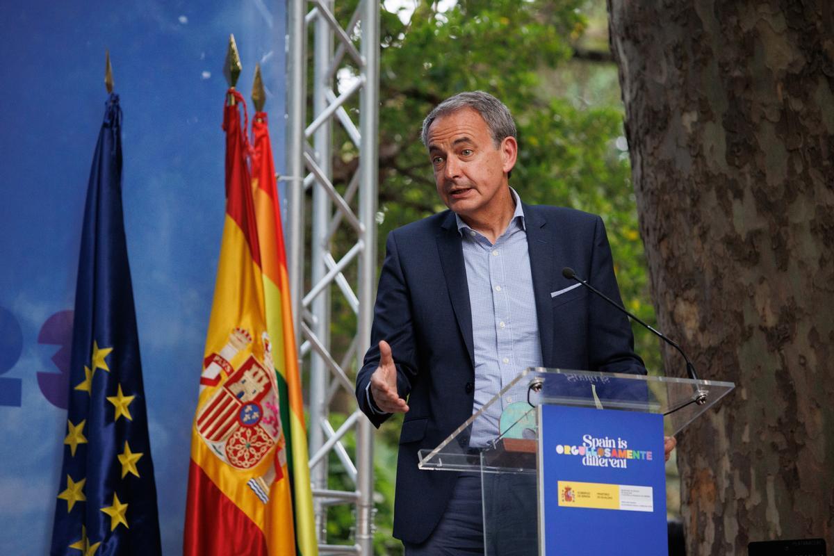 El expresidente del Gobierno, José Luis Rodríguez Zapatero, interviene durante el acto de entrega de los Reconocimientos Arcoíris, en el Real Jardín Botánico de Madrid, a 27 de junio de 2023, en Madrid (España).
