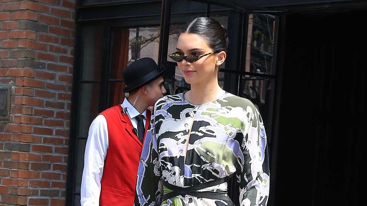 Kendall Jenner, con vestido de estampado de camuflaje en Nueva York