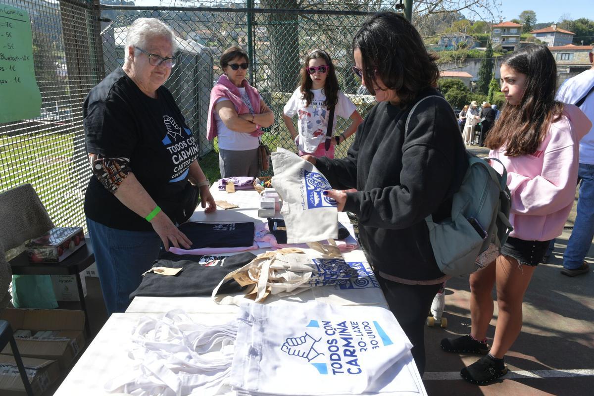 Puesto de venta de camisetas solidarias en apoyo de Carmiña