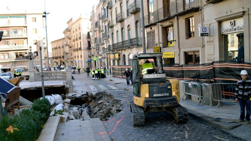 La part afectada pels treballs d&#039;enderroc del paviment que havia quedat en suspensió.