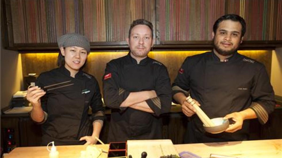 Kyoko Li, Albert Adrià y Jorge Muñoz, ante los hilos de colores de Pakta. Foto: Danny Caminal