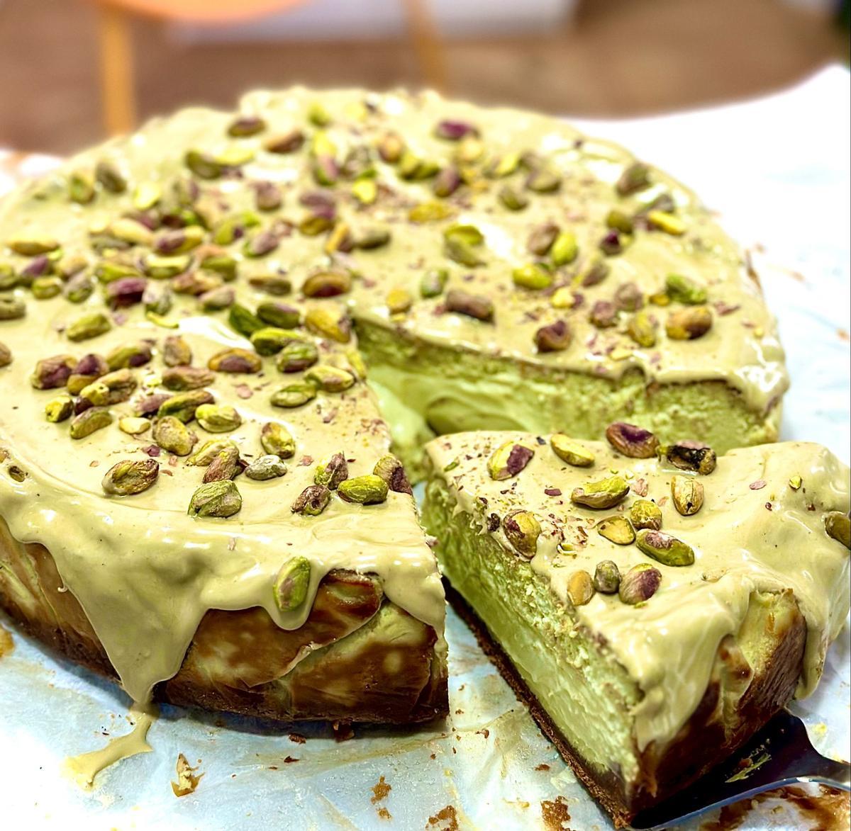 Entre los sabores de tarta más demandados de la tienda de Julia destaca la cheesecake de pistacho.