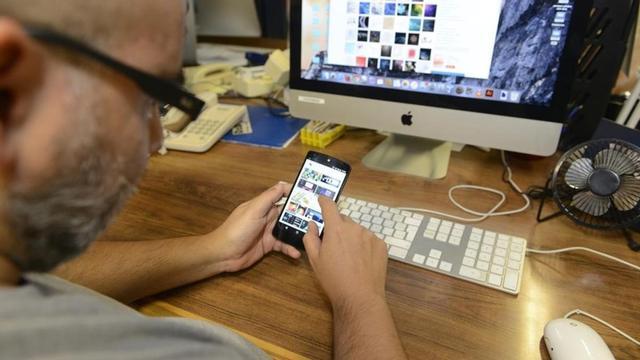 Un usuario se conecta a internet a través de su móvil y su ordenador.