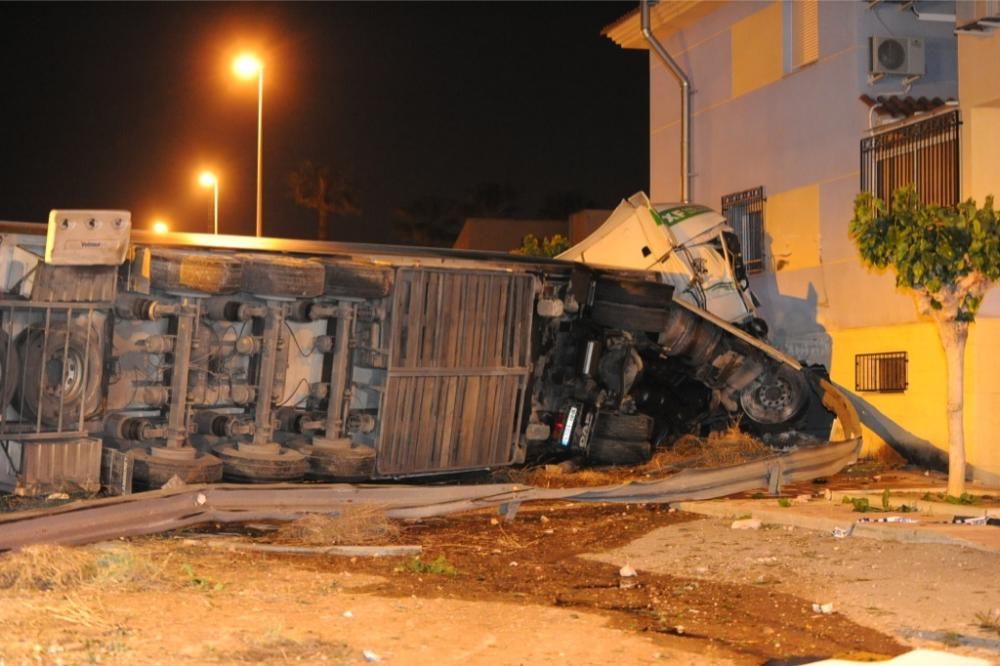 Un tráiler se estrella contra una casa en Librilla