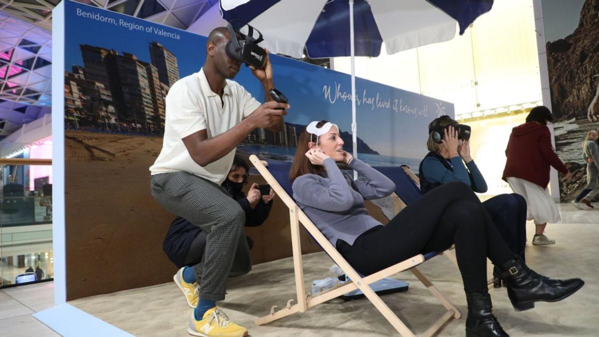 Un momento de la recreación virtual de las playas de la Costa Blanca en un centro comercial londinense. | ANDREA VICENTE