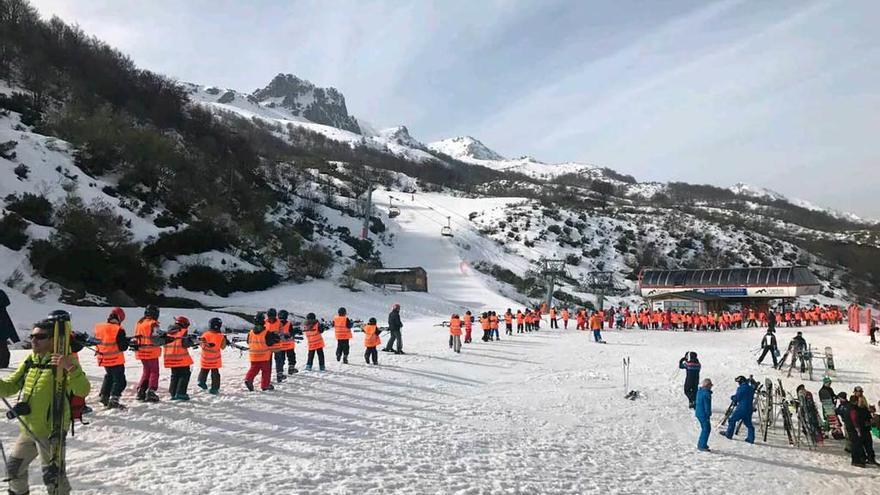 Escolares hacen cola para coger un remonte en Fuentes de Invierno el pasado jueves.