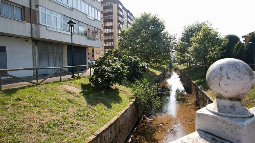 El río Raíces, a su paso por el parque de la Deva, en Salinas.