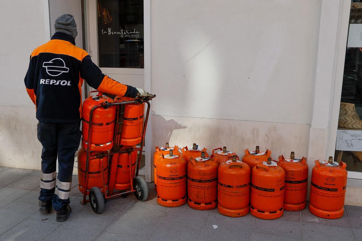Un repartidor de bombonas de gas butano entra a un local en Madrid, en una imagen de archivo. EFE/ Mariscal