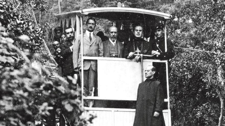 Fuchs (primer per l’esquerra) a la inauguració del Funicular de Sant Joan, el 1918 - Arxiu particular David Blasco