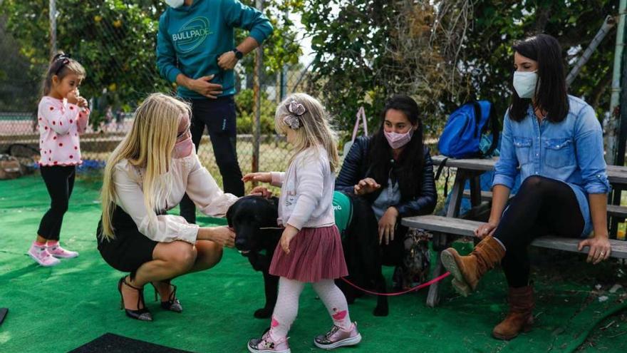 Los alumnos interactúan con Nara