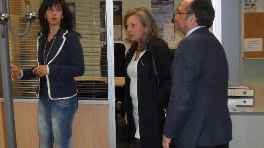 Berta Pérez, Teresa Pedrosa y el alcalde de Cangas, en su visita a la sede del vivero de empresas.