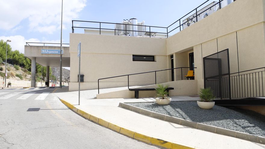 Hospitalizan a un nonagenario que casi se ahoga en una playa de Águilas