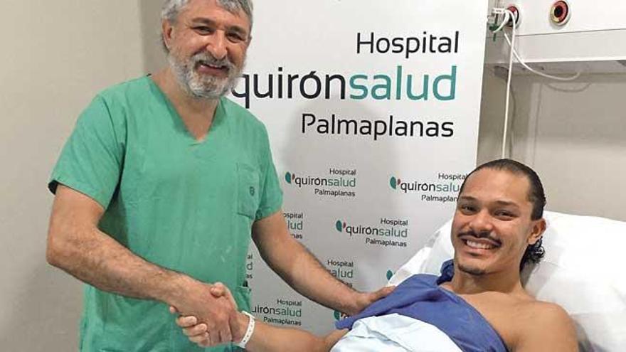 Helinho junto al doctor Mas tras la intervención.