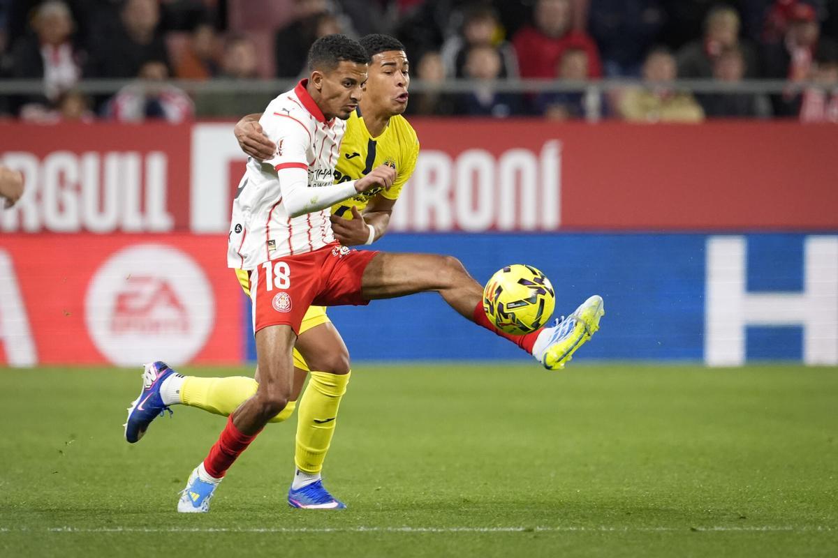 Ounahi y Mouriño pugnan por un balón este lunes.