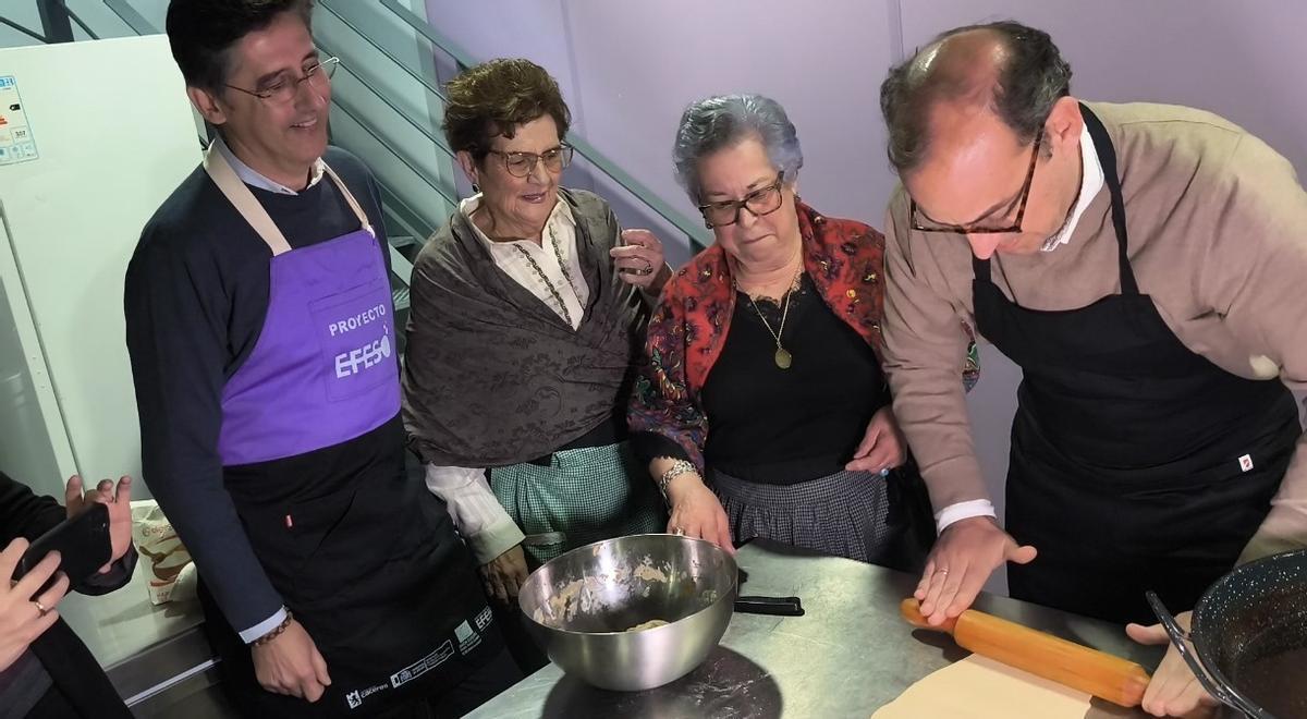 Rafael Mateos, alcalde de Cáceres, en el talles de rosquillas y coquillos.